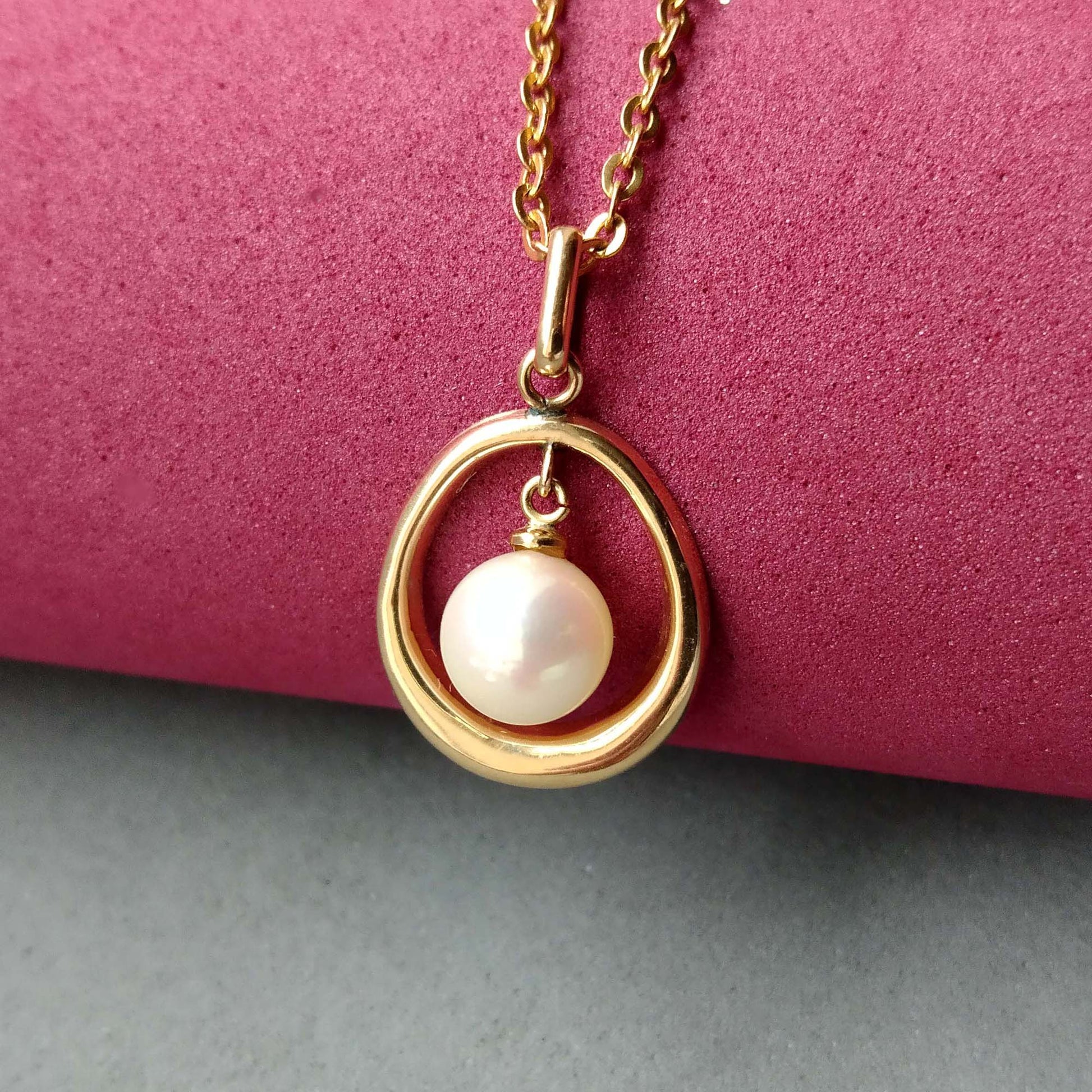 Dangling pearl pendant in 750 gold