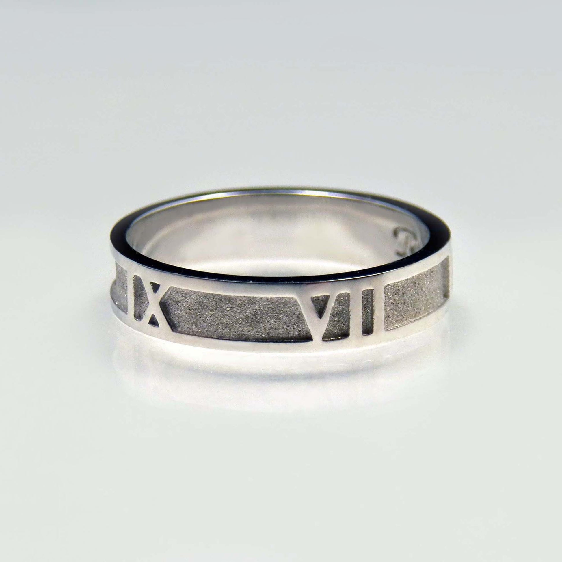 Band ring with deep relief a Times Roman font